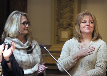 Sen. Robin Webb and Rep. Jill York discuss the bill during a floor session.