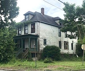 Eva Spackova, an architecture professor at the Technical University of Ostrava, commented on how her city successfully followed the "shrink smart" plan: the town clean up pollution and revitalized older neighborhoods, reinventing itself as a cultural hot-spot with popular arts events.