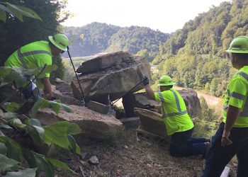 39-TON BOULDERS REMOVED IN FLOYD CO. BY D12 MAINTENANCE CREW