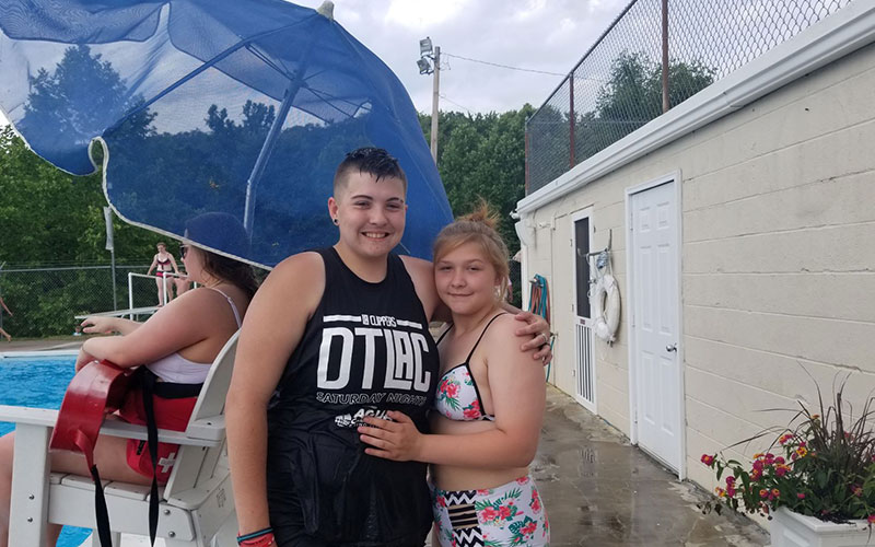 9-Alex-Carter,-Alexis-Napier-hanging-at-the-pool