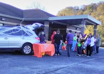 LOUISA DA VIDA DIALYSIS HOLDS TRUNK OR TREAT FOR PATIENTS AND THEIR FAMILIES