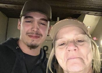 NOAH THOMPSON SURPRISES FANS IN LOUISA BY ATTENDING HIS AI WATCH PARTY!