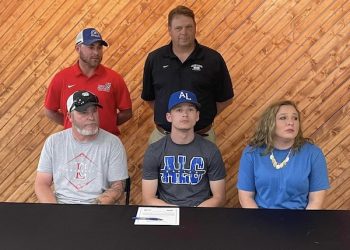 Bulldog center fielder Nick Collinsworth signs with Alice Lloyd
