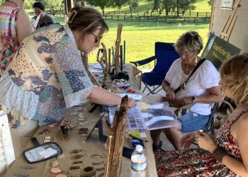 LAWRENCE CO., KY.  FARMERS MARKET DRAWS THEM IN