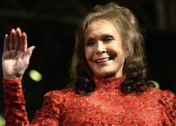LORETTA LYNN, COAL MINER’S DAUGHTER AND COUNTRY QUEEN, DIES