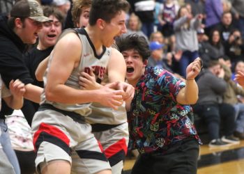 LAFFERTY HITS WILD BUZZER BEATER TO NIP FLOYD CENTRAL IN DISTRICT GAME!