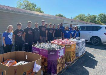 LCHS Boys Basketball volunteers during OVP Health Food Drive