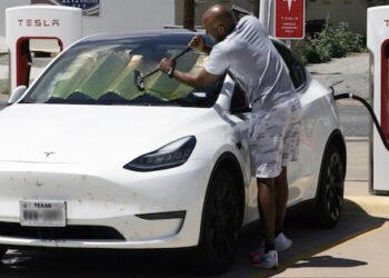 NEW FEES FOR ELECTRIC CARS, HYBRIDS IMPOSED BY STATE