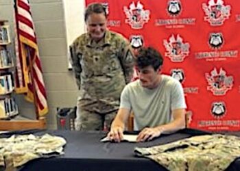 LCHS students sign with KY Army National Guard!